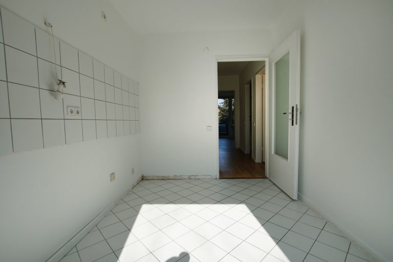 Immobilienangebot - Düsseldorf - Alle - Düsseldorf-Itter: geräumige und leerstehende 2-Zimmerwohnung im 1.OG mit Balkon in guter Lage!