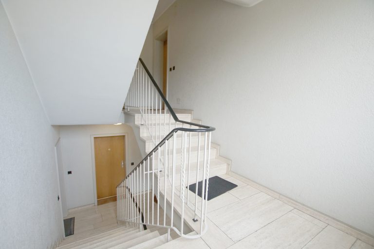 Immobilienangebot - Düsseldorf / Heerdt - Alle - Düsseldorf-Heerdt: möblierte 2-Zimmerwohnung mit Balkon in beliebter Lage