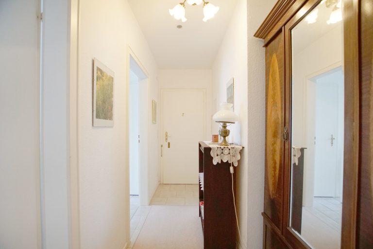 Immobilienangebot - Düsseldorf / Heerdt - Alle - Düsseldorf-Heerdt: möblierte 2-Zimmerwohnung mit Balkon in beliebter Lage