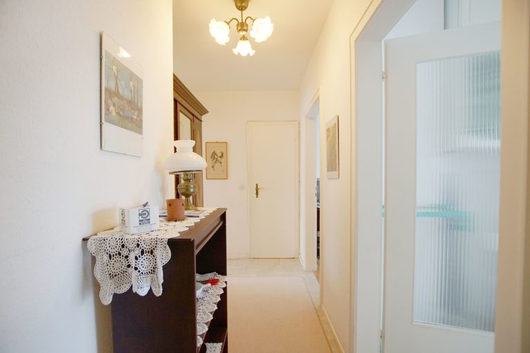 Immobilienangebot - Düsseldorf / Heerdt - Alle - Düsseldorf-Heerdt: möblierte 2-Zimmerwohnung mit Balkon in beliebter Lage