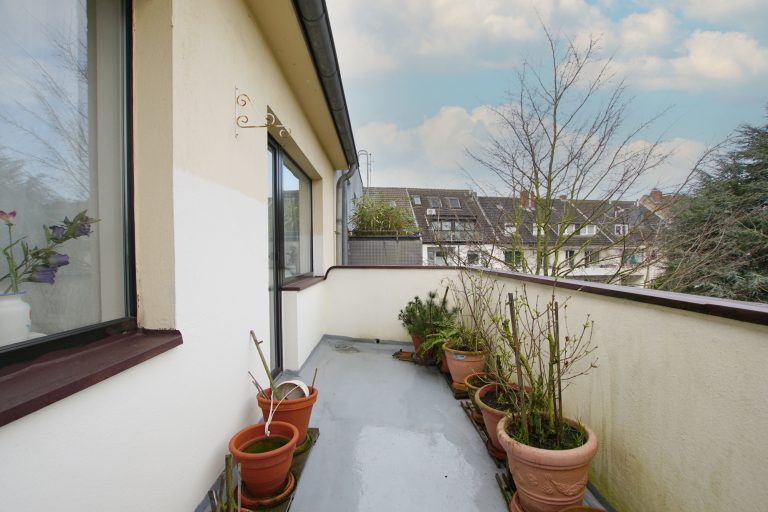 Immobilienangebot - Düsseldorf / Heerdt - Alle - Düsseldorf-Heerdt: möblierte 2-Zimmerwohnung mit Balkon in beliebter Lage