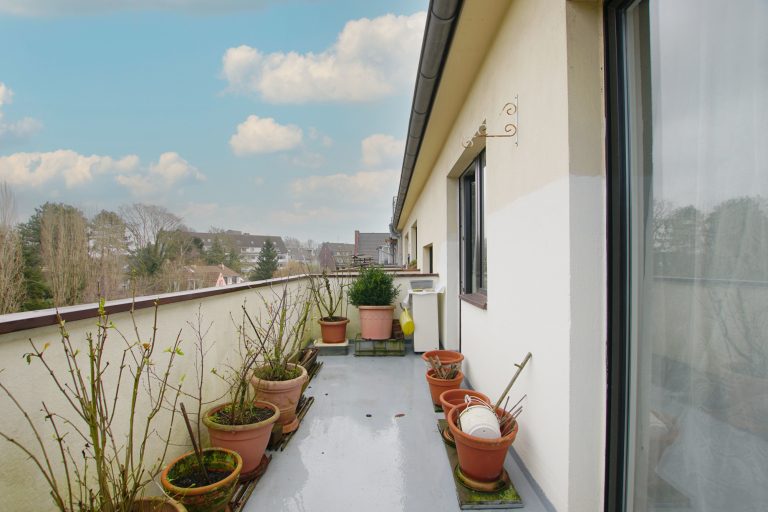 Immobilienangebot - Düsseldorf / Heerdt - Alle - Düsseldorf-Heerdt: möblierte 2-Zimmerwohnung mit Balkon in beliebter Lage