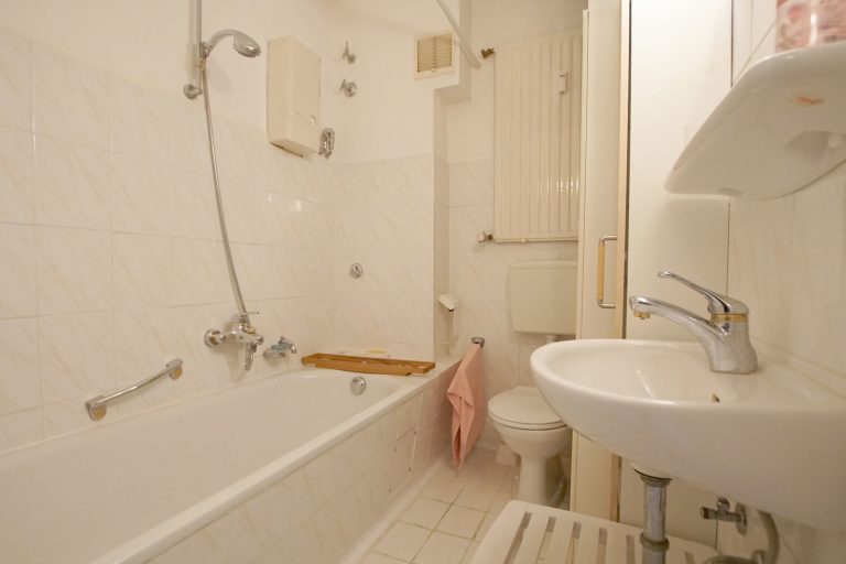 Immobilienangebot - Düsseldorf / Heerdt - Alle - Düsseldorf-Heerdt: möblierte 2-Zimmerwohnung mit Balkon in beliebter Lage
