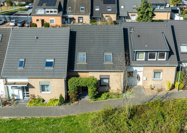 Immobilienangebot - Düsseldorf - Alle - Garath: geräumiges Einfamilienhaus mit großem Garten und Garagenstellplatz in ruhiger Lage