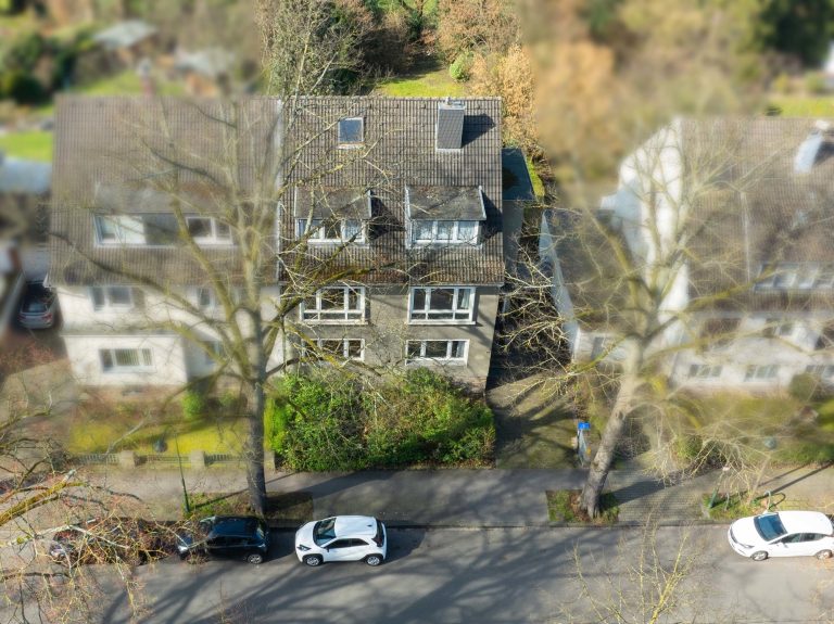 Immobilienangebot - Düsseldorf - Alle - Zweifamilienhaus mit viel Potenzial: Sanierungsobjekt, Garten und Stellplätze in gefragter Lage!