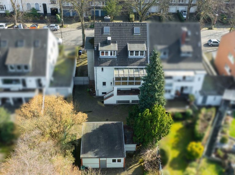 Immobilienangebot - Düsseldorf - Alle - Zweifamilienhaus mit viel Potenzial: Sanierungsobjekt, Garten und Stellplätze in gefragter Lage!
