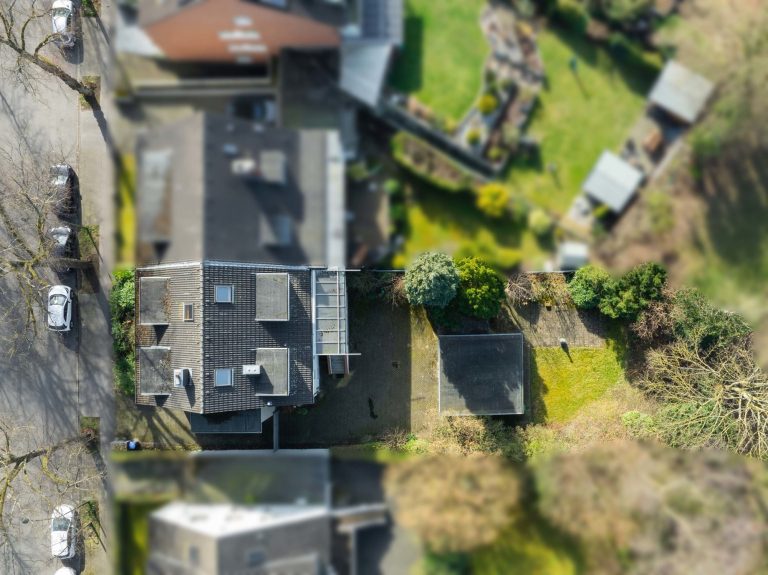 Immobilienangebot - Düsseldorf - Alle - Zweifamilienhaus mit viel Potenzial: Sanierungsobjekt, Garten und Stellplätze in gefragter Lage!