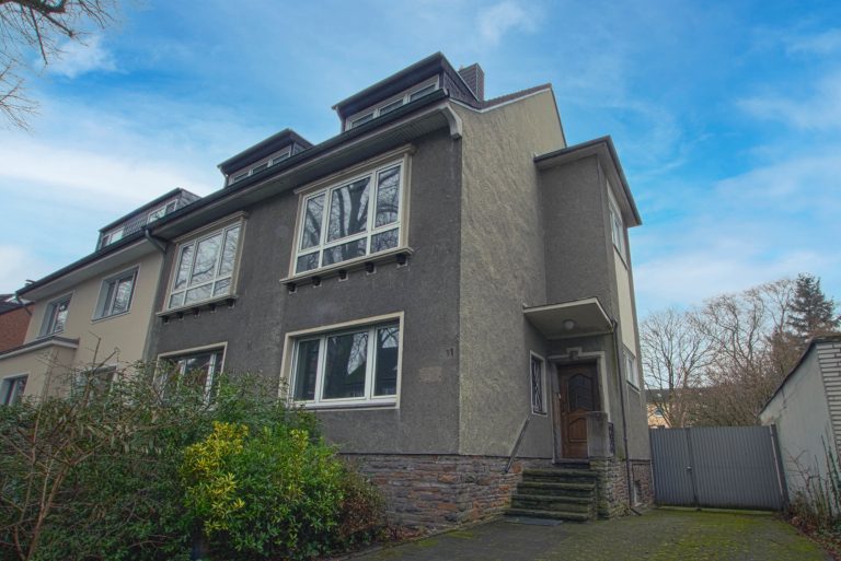 Immobilienangebot - Düsseldorf - Alle - Zweifamilienhaus mit viel Potenzial: Sanierungsobjekt, Garten und Stellplätze in gefragter Lage!
