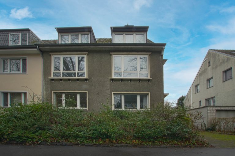 Immobilienangebot - Düsseldorf - Alle - Zweifamilienhaus mit viel Potenzial: Sanierungsobjekt, Garten und Stellplätze in gefragter Lage!