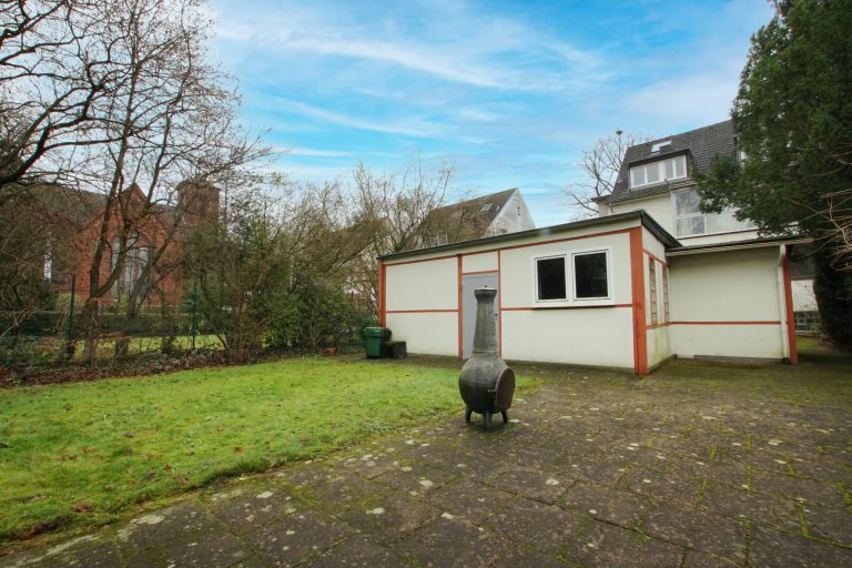 Immobilienangebot - Düsseldorf - Alle - Zweifamilienhaus mit viel Potenzial: Sanierungsobjekt, Garten und Stellplätze in gefragter Lage!