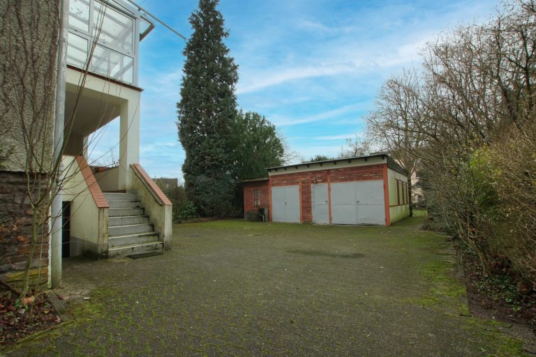 Immobilienangebot - Düsseldorf - Alle - Zweifamilienhaus mit viel Potenzial: Sanierungsobjekt, Garten und Stellplätze in gefragter Lage!