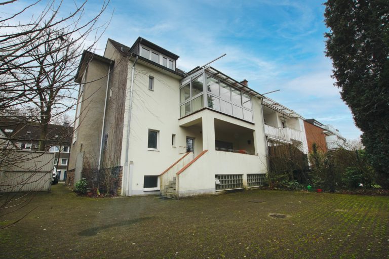 Immobilienangebot - Düsseldorf - Alle - Zweifamilienhaus mit viel Potenzial: Sanierungsobjekt, Garten und Stellplätze in gefragter Lage!