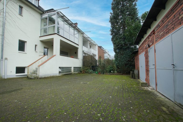 Immobilienangebot - Düsseldorf - Alle - Zweifamilienhaus mit viel Potenzial: Sanierungsobjekt, Garten und Stellplätze in gefragter Lage!