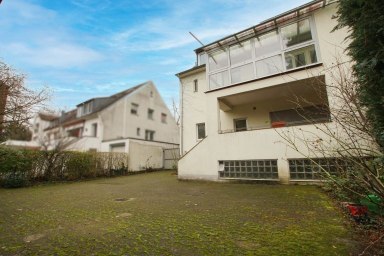 Immobilienangebot - Düsseldorf - Alle - Zweifamilienhaus mit viel Potenzial: Sanierungsobjekt, Garten und Stellplätze in gefragter Lage!