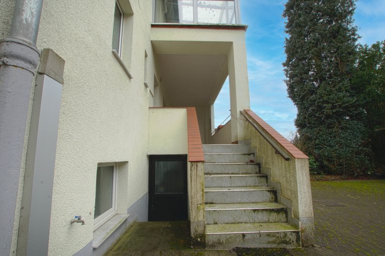 Immobilienangebot - Düsseldorf - Alle - Zweifamilienhaus mit viel Potenzial: Sanierungsobjekt, Garten und Stellplätze in gefragter Lage!