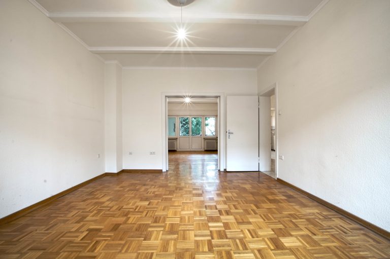 Immobilienangebot - Düsseldorf - Alle - Zweifamilienhaus mit viel Potenzial: Sanierungsobjekt, Garten und Stellplätze in gefragter Lage!