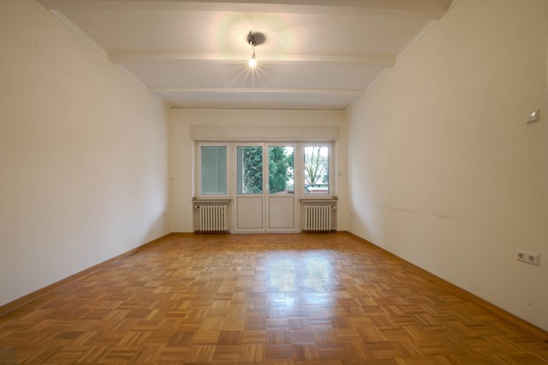 Immobilienangebot - Düsseldorf - Alle - Zweifamilienhaus mit viel Potenzial: Sanierungsobjekt, Garten und Stellplätze in gefragter Lage!