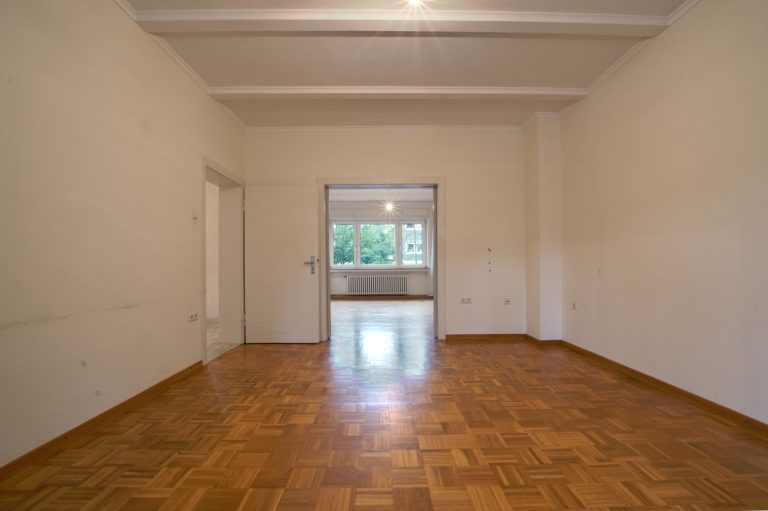 Immobilienangebot - Düsseldorf - Alle - Zweifamilienhaus mit viel Potenzial: Sanierungsobjekt, Garten und Stellplätze in gefragter Lage!
