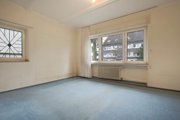 Immobilienangebot - Düsseldorf - Alle - Zweifamilienhaus mit viel Potenzial: Sanierungsobjekt, Garten und Stellplätze in gefragter Lage!