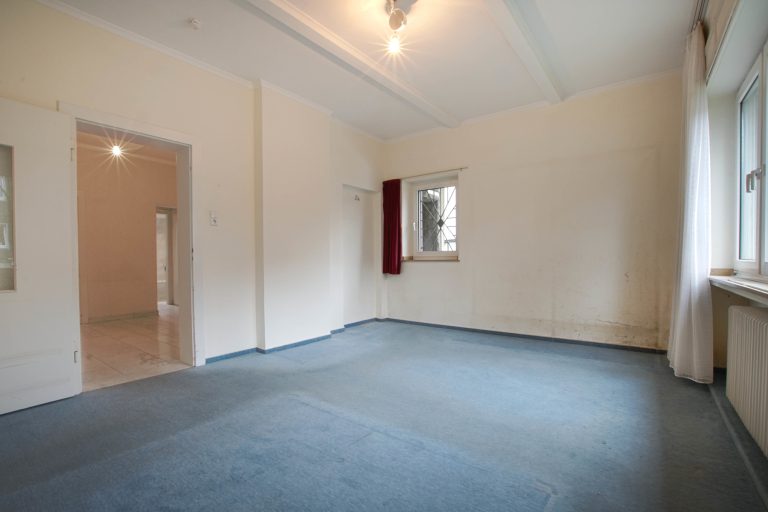 Immobilienangebot - Düsseldorf - Alle - Zweifamilienhaus mit viel Potenzial: Sanierungsobjekt, Garten und Stellplätze in gefragter Lage!