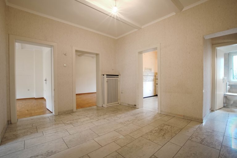 Immobilienangebot - Düsseldorf - Alle - Zweifamilienhaus mit viel Potenzial: Sanierungsobjekt, Garten und Stellplätze in gefragter Lage!