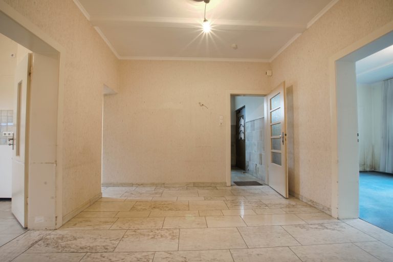 Immobilienangebot - Düsseldorf - Alle - Zweifamilienhaus mit viel Potenzial: Sanierungsobjekt, Garten und Stellplätze in gefragter Lage!