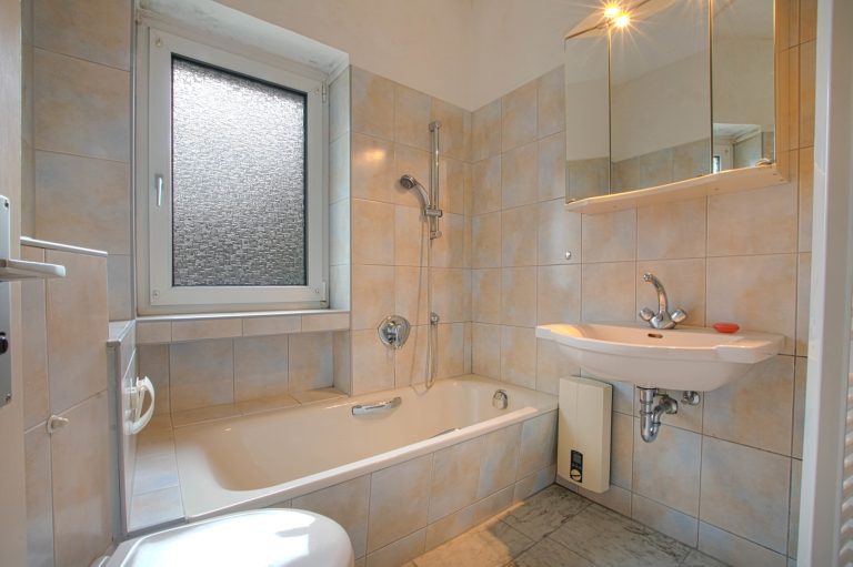 Immobilienangebot - Düsseldorf - Alle - Zweifamilienhaus mit viel Potenzial: Sanierungsobjekt, Garten und Stellplätze in gefragter Lage!