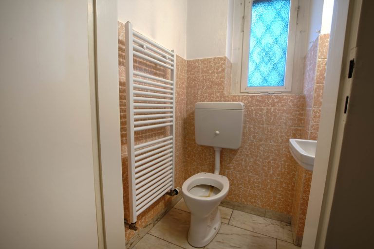Immobilienangebot - Düsseldorf - Alle - Zweifamilienhaus mit viel Potenzial: Sanierungsobjekt, Garten und Stellplätze in gefragter Lage!
