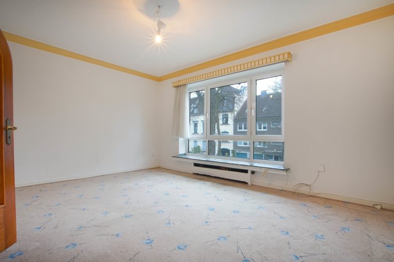 Immobilienangebot - Düsseldorf - Alle - Zweifamilienhaus mit viel Potenzial: Sanierungsobjekt, Garten und Stellplätze in gefragter Lage!