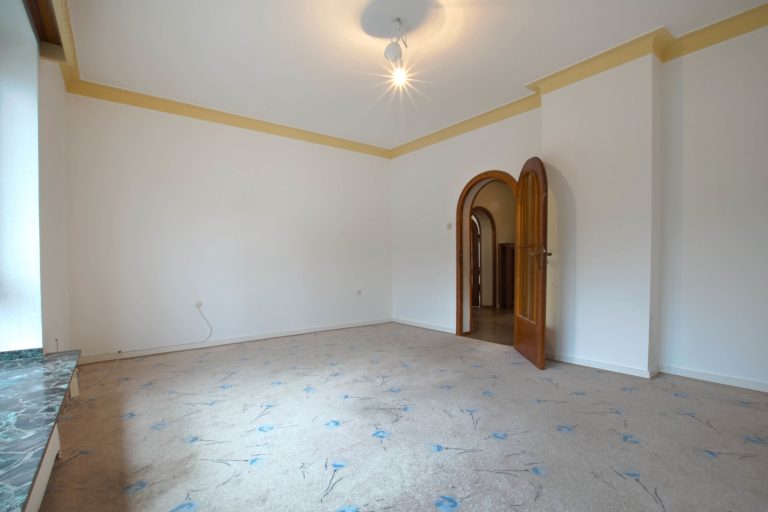 Immobilienangebot - Düsseldorf - Alle - Zweifamilienhaus mit viel Potenzial: Sanierungsobjekt, Garten und Stellplätze in gefragter Lage!