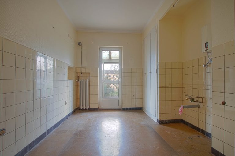Immobilienangebot - Düsseldorf - Alle - Zweifamilienhaus mit viel Potenzial: Sanierungsobjekt, Garten und Stellplätze in gefragter Lage!
