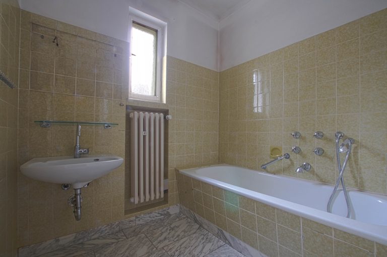 Immobilienangebot - Düsseldorf - Alle - Zweifamilienhaus mit viel Potenzial: Sanierungsobjekt, Garten und Stellplätze in gefragter Lage!