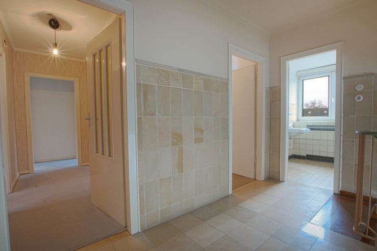 Immobilienangebot - Düsseldorf - Alle - Zweifamilienhaus mit viel Potenzial: Sanierungsobjekt, Garten und Stellplätze in gefragter Lage!