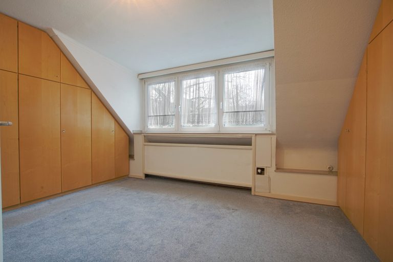 Immobilienangebot - Düsseldorf - Alle - Zweifamilienhaus mit viel Potenzial: Sanierungsobjekt, Garten und Stellplätze in gefragter Lage!