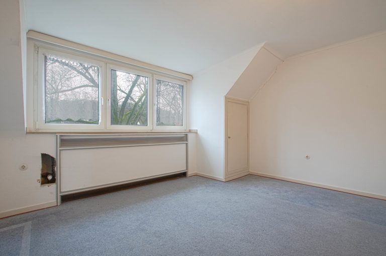Immobilienangebot - Düsseldorf - Alle - Zweifamilienhaus mit viel Potenzial: Sanierungsobjekt, Garten und Stellplätze in gefragter Lage!