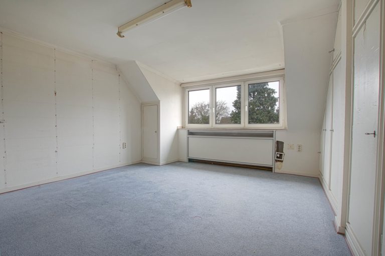 Immobilienangebot - Düsseldorf - Alle - Zweifamilienhaus mit viel Potenzial: Sanierungsobjekt, Garten und Stellplätze in gefragter Lage!