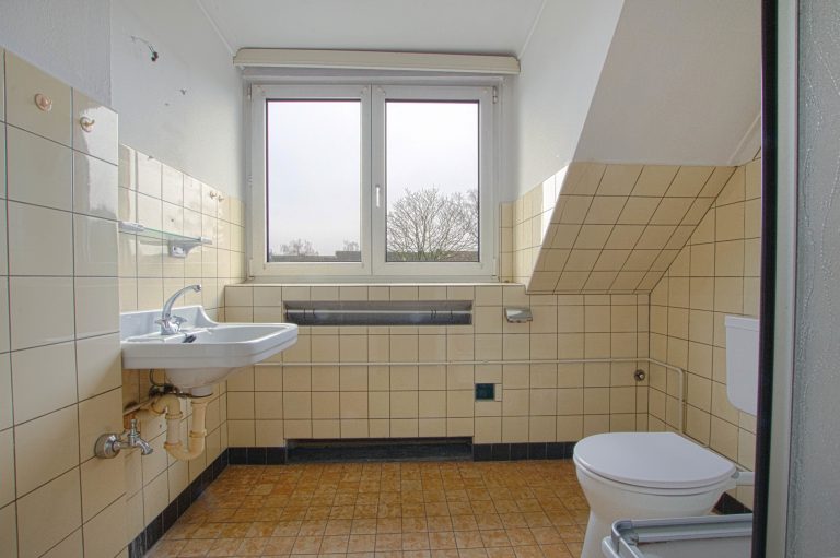 Immobilienangebot - Düsseldorf - Alle - Zweifamilienhaus mit viel Potenzial: Sanierungsobjekt, Garten und Stellplätze in gefragter Lage!