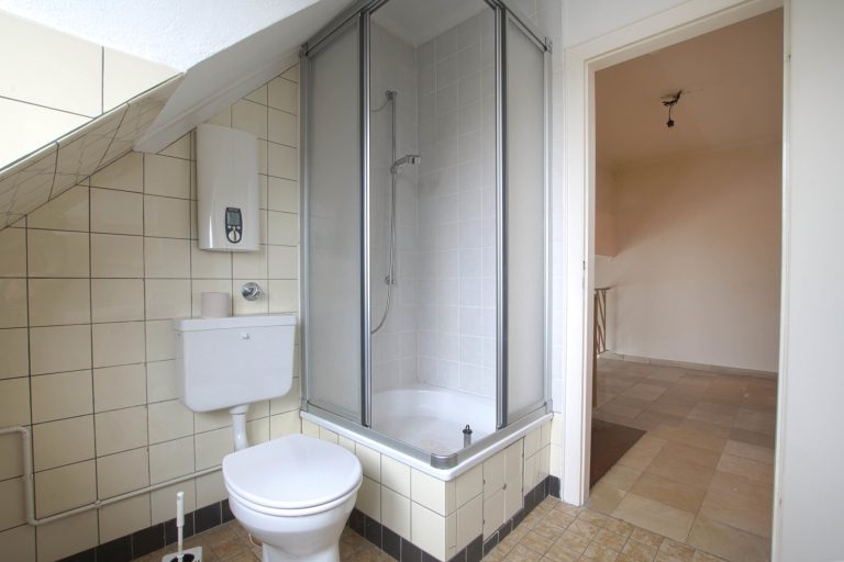 Immobilienangebot - Düsseldorf - Alle - Zweifamilienhaus mit viel Potenzial: Sanierungsobjekt, Garten und Stellplätze in gefragter Lage!