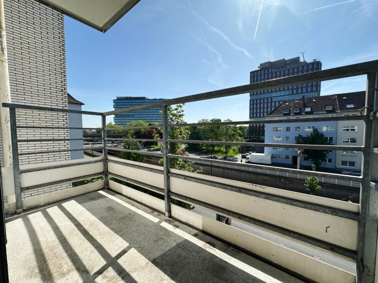Immobilienangebot - Düsseldorf - Alle - Golzheim: Katzensprung zum Rhein - Toll aufgeteilte Wohnung mit zwei Balkonen und Einzelgarage!