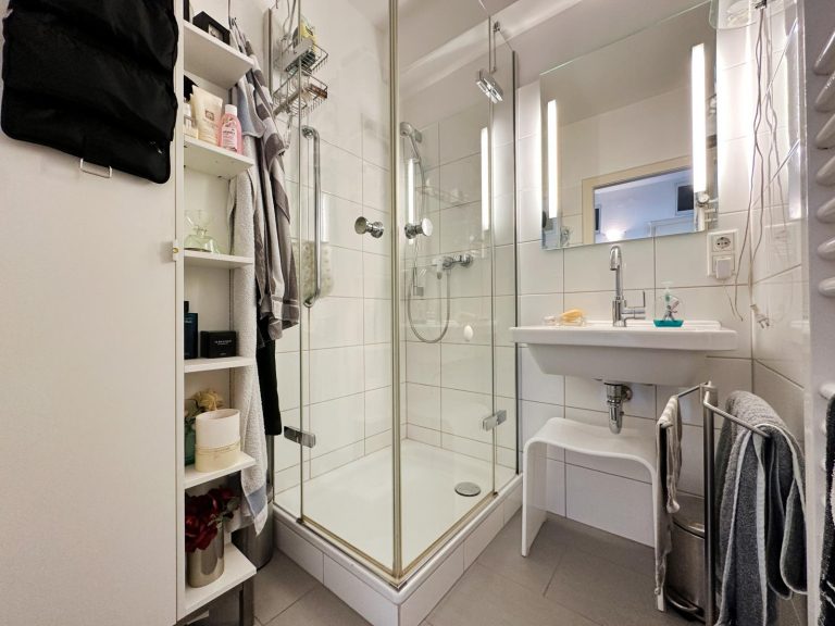 Immobilienangebot - Düsseldorf - Alle - Golzheim: Katzensprung zum Rhein - Toll aufgeteilte Wohnung mit zwei Balkonen und Einzelgarage!