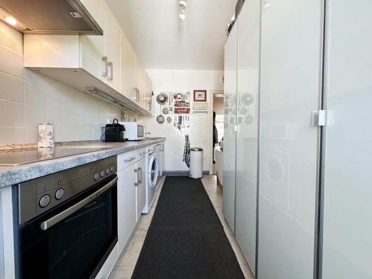 Immobilienangebot - Düsseldorf - Alle - Golzheim: Katzensprung zum Rhein - Toll aufgeteilte Wohnung mit zwei Balkonen und Einzelgarage!
