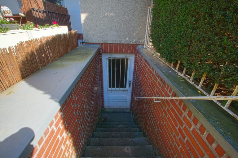 Immobilienangebot - Düsseldorf - Alle - Wersten: sanierungsbedürftiges Zweifamilienhaus mit Terrasse, Garten und Balkon in ruhiger Lage!
