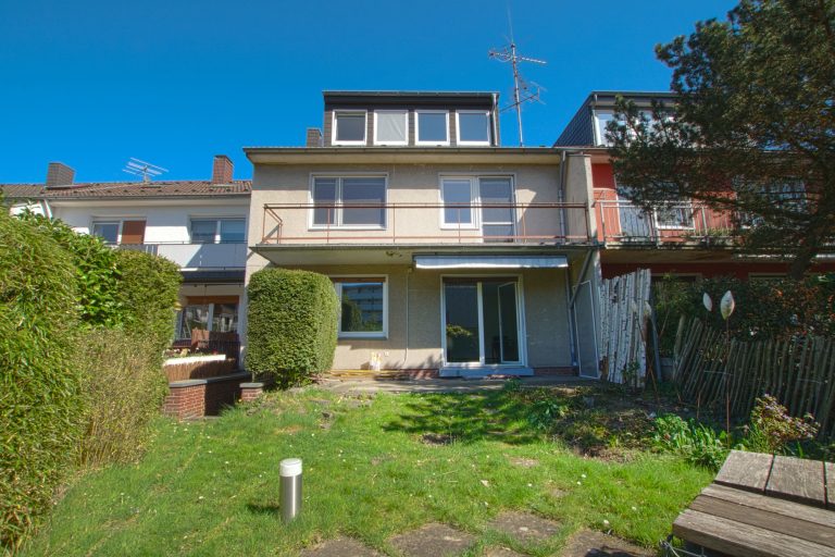 Immobilienangebot - Düsseldorf - Alle - Wersten: sanierungsbedürftiges Zweifamilienhaus mit Terrasse, Garten und Balkon in ruhiger Lage!