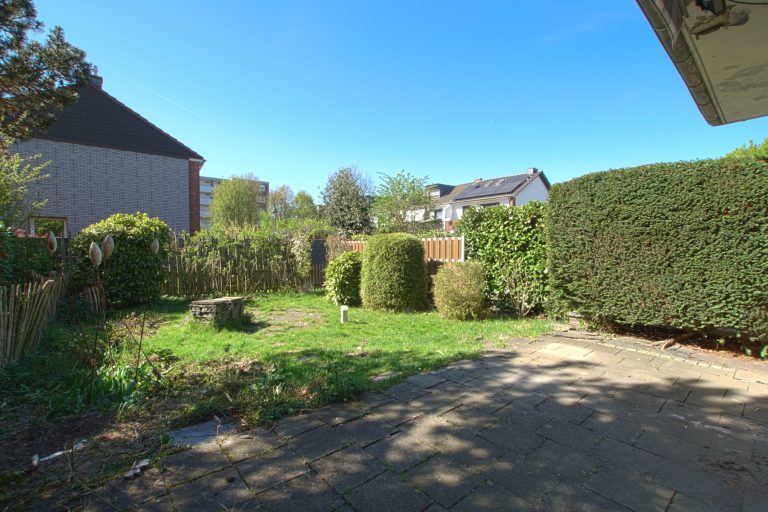 Immobilienangebot - Düsseldorf - Alle - Wersten: sanierungsbedürftiges Zweifamilienhaus mit Terrasse, Garten und Balkon in ruhiger Lage!