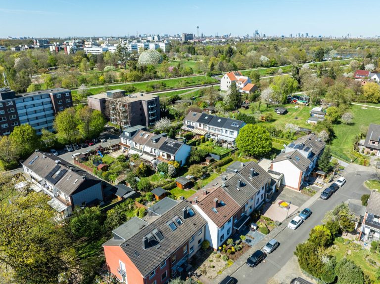 Immobilienangebot - Düsseldorf - Alle - Wersten: sanierungsbedürftiges Zweifamilienhaus mit Terrasse, Garten und Balkon in ruhiger Lage!