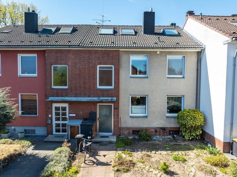 Immobilienangebot - Düsseldorf - Alle - Wersten: sanierungsbedürftiges Zweifamilienhaus mit Terrasse, Garten und Balkon in ruhiger Lage!