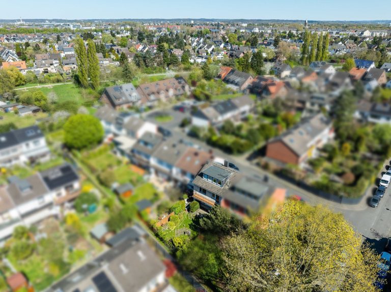 Immobilienangebot - Düsseldorf - Alle - Wersten: sanierungsbedürftiges Zweifamilienhaus mit Terrasse, Garten und Balkon in ruhiger Lage!