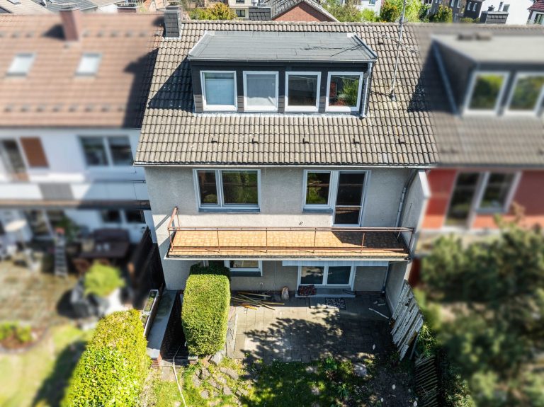 Immobilienangebot - Düsseldorf - Alle - Wersten: sanierungsbedürftiges Zweifamilienhaus mit Terrasse, Garten und Balkon in ruhiger Lage!