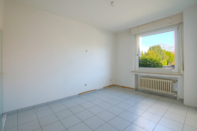 Immobilienangebot - Düsseldorf - Alle - Wersten: sanierungsbedürftiges Zweifamilienhaus mit Terrasse, Garten und Balkon in ruhiger Lage!