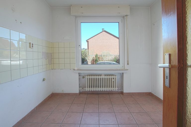 Immobilienangebot - Düsseldorf - Alle - Wersten: sanierungsbedürftiges Zweifamilienhaus mit Terrasse, Garten und Balkon in ruhiger Lage!